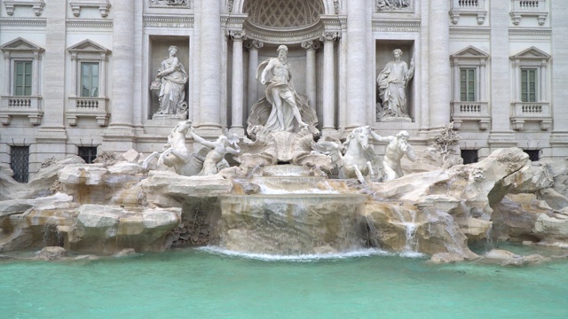 特莱维喷泉(意大利语:Fontana di Trevi)是位于意大利罗马的特莱维里奥内的一个喷泉。许愿池由朱塞佩·帕尼尼于1762年建成。视频素材