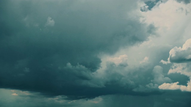 雨前乌云密布的天空。自然背景与雨云。时光流逝，时光流逝，时光流逝视频素材