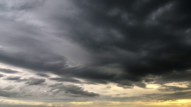 时间流逝雨前乌云，乌云在金色的天空上移动视频素材