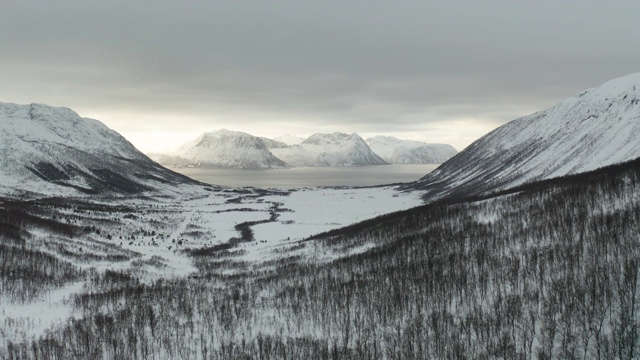 挪威Senja岛Stonglandseidet附近积雪覆盖的山脉的航拍图。视频素材