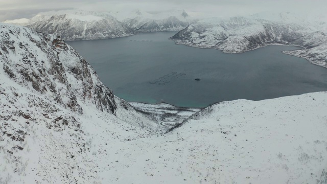 挪威Senja岛Stonglandseidet附近积雪覆盖的山脉的航拍图。视频素材