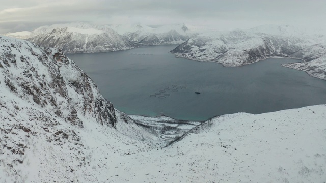 挪威Senja岛Stonglandseidet附近积雪覆盖的山脉的航拍图。视频下载