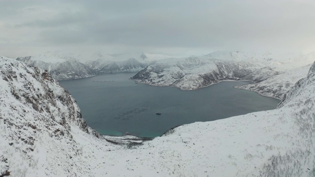 挪威Senja岛Stonglandseidet附近积雪覆盖的山脉的航拍图。视频素材