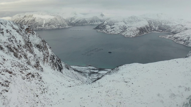 挪威Senja岛Stonglandseidet附近积雪覆盖的山脉的航拍图。视频素材