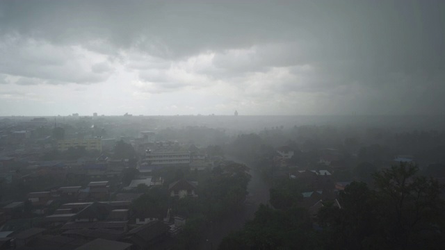 戏剧性的暗灰色云与雨的天空。自然景观背景。视频素材