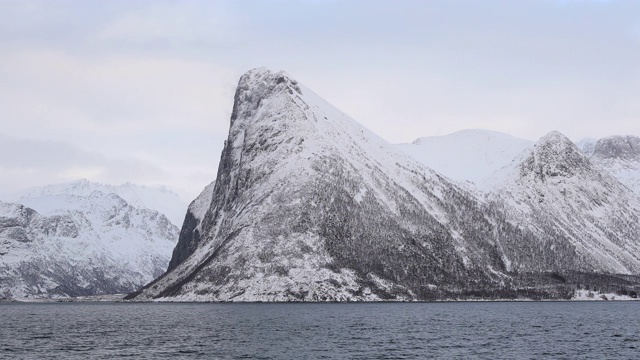 挪威Senja岛上，Stonglandseidet附近的雪山。视频素材