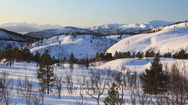 挪威森雅岛(Senja)上覆盖着厚厚的积雪。视频素材