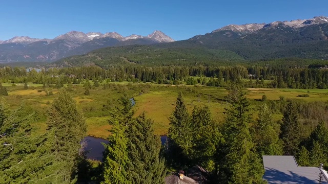 这是一幅惠斯勒山谷(Whistler Valley)的无人机俯瞰北望的金色梦想河(river of Golden Dreams)和尼克劳斯北方高尔夫球场(Nicklaus north)。惠斯勒，加拿大不列颠哥伦比亚省视频下载