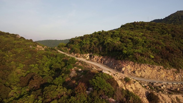 鸟瞰图的天空道路在山顶与绿色的热带丛林。视频素材