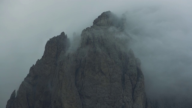 白云岩上的Sassolungo或Langkofel山群:随云流逝视频素材