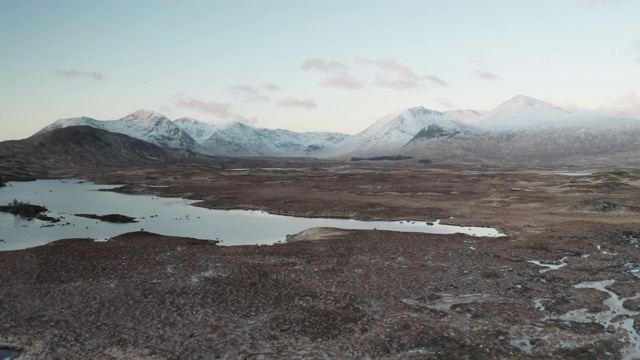 英国苏格兰高地黑山和兰诺奇荒原的航拍照片。视频素材