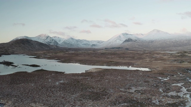 英国苏格兰高地黑山和兰诺奇荒原的航拍照片。视频下载