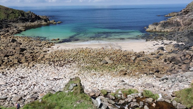 英国康沃尔北岸波思默湾海滩上风化的花岗岩巨石。视频素材