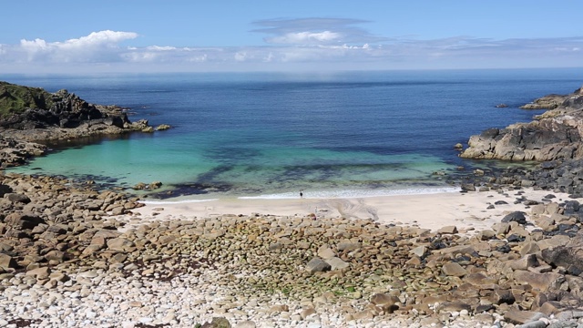 英国康沃尔北岸波思默湾海滩上风化的花岗岩巨石。视频素材