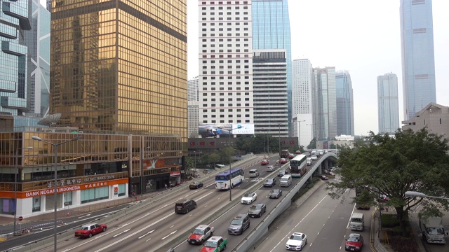 香港的汽车交通与摩天大楼的景色。视频素材