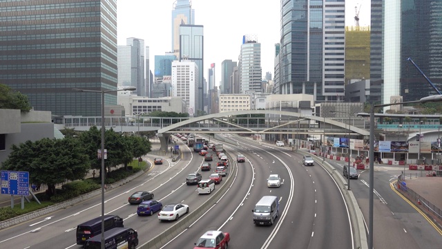 香港的汽车交通与摩天大楼的景色。视频素材