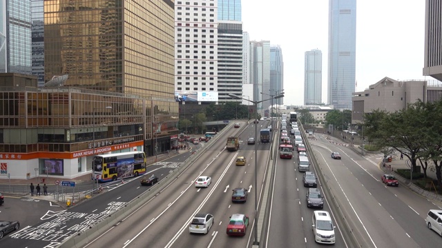 香港的汽车交通与摩天大楼的景色。视频素材