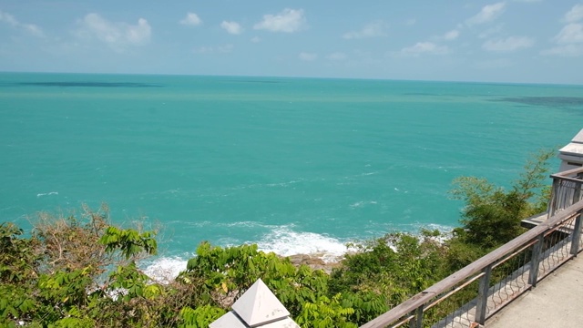 Lad Koh对苏梅岛的看法。汹涌的海浪和水花拍打在带有海水泡沫的岩石海滩上。湛蓝的海水，海边，石头海岸视频素材