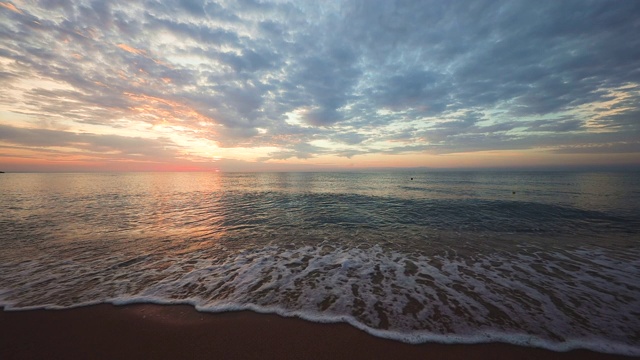 多彩的海洋海滩日出与戏剧性的天空云视频素材