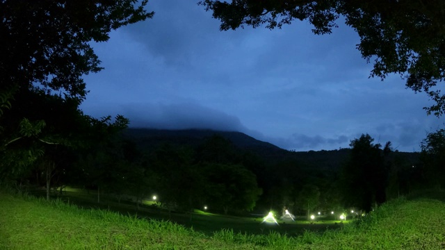 时间流逝，雾山中的日落视频素材