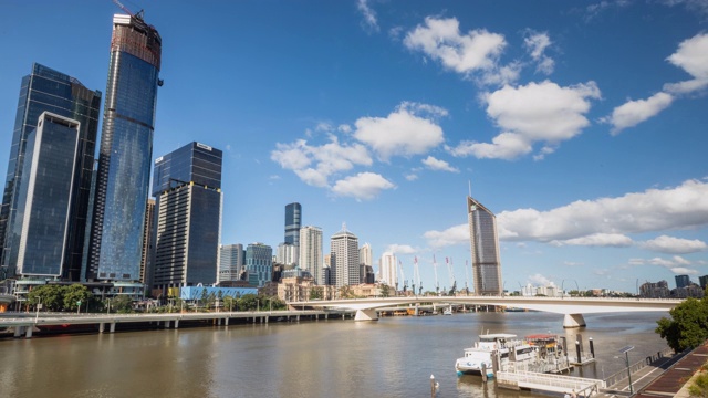 河流和城市时光流逝-天空视频素材