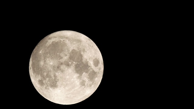 4K -满月穿过夜空视频素材