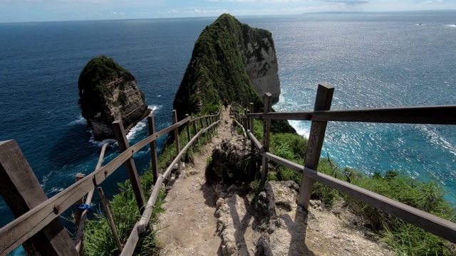 古老的岩石楼梯到一个悬崖在一个高山上与海和岩石的克林金海滩的看法视频素材