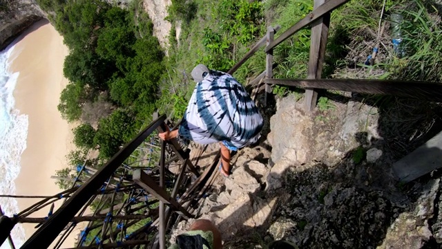 古老的岩石楼梯到一个悬崖在一个高山上与海和岩石的克林金海滩的看法视频素材