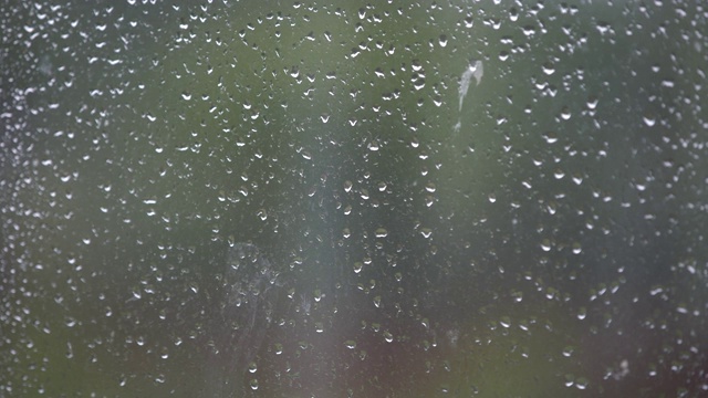 雨水通过窗口。雨滴落在窗户表面。没有人视频素材