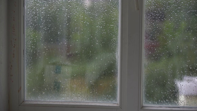 雨水通过窗口。雨滴落在窗户表面。没有人视频素材