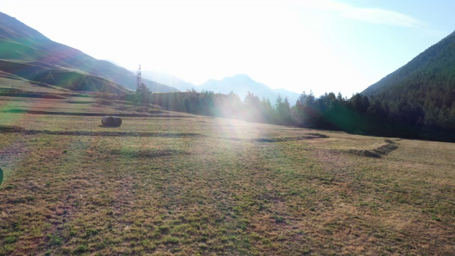 从干草堆的田野鸟瞰图到山上视频素材