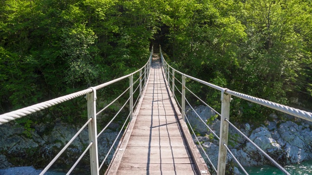 桥上绿松石山河视频素材