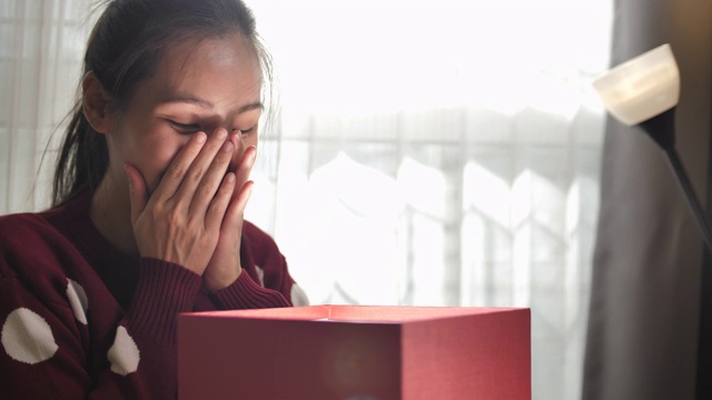 女人打开礼盒视频素材