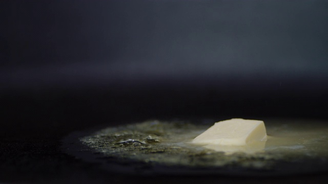 一块黄油在煎锅里融化。视频素材