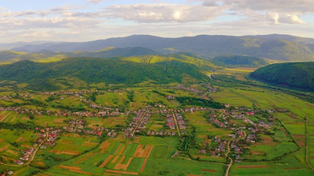 小镇在山谷夏季视频素材