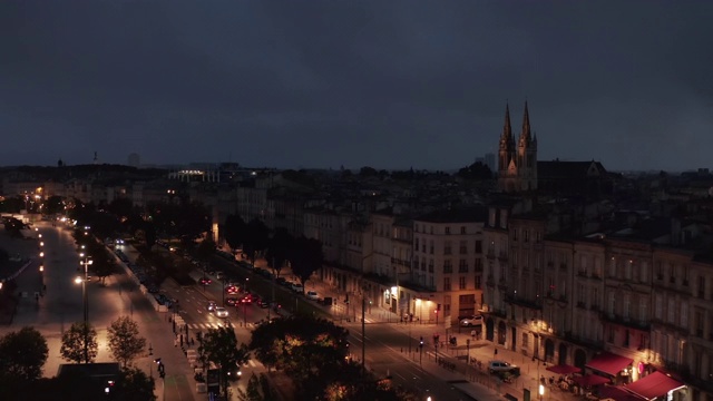 波尔多的夜晚与圣路易-德-查特隆教堂，缓慢建立空中视频素材