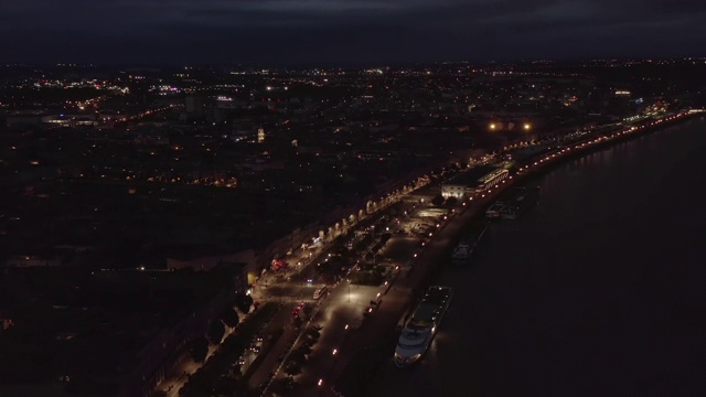 波尔多河畔的加隆河畔夜景开阔，空中向前视频素材