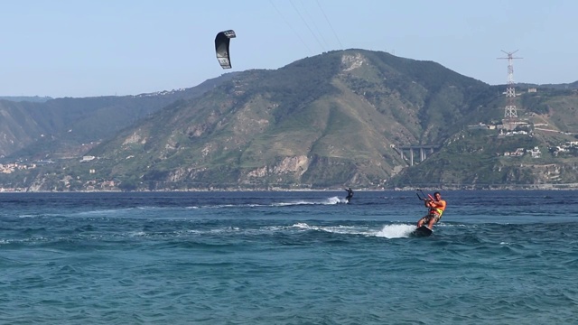 墨西拿 - Kitesurfer 和 Capo Peloro视频素材