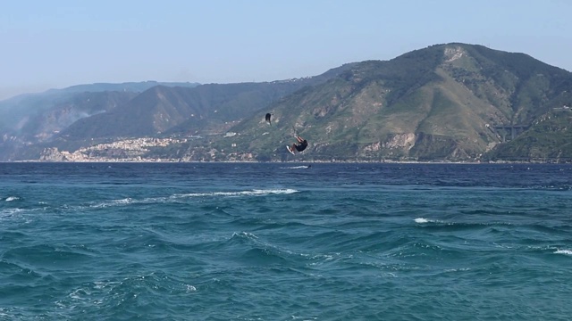 墨西拿 - Kitesurfer 和 Capo Peloro视频素材