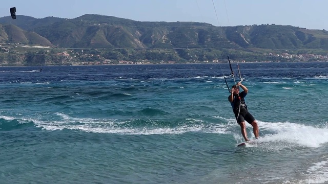 墨西拿 - Kitesurfer 和 Capo Peloro视频素材