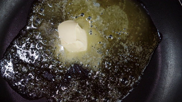 黄油在锅里融化了。视频素材
