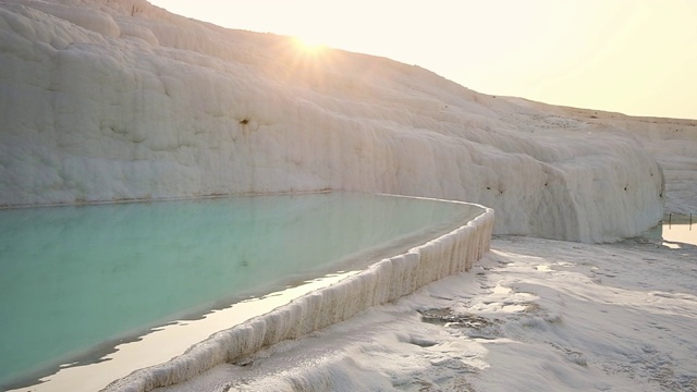 在Pamukkale，水从石灰华梯田缓慢流动视频素材