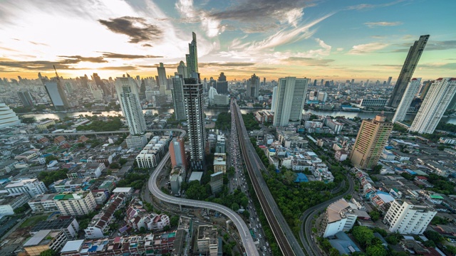 曼谷的交通、道路和河流景观从夜晚到白天的时间流逝视频素材