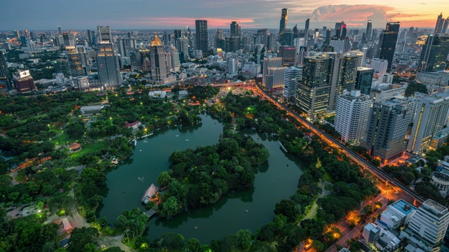 从白天到夜晚，曼谷城市景观和蓝皮尼公园绿地景观的时间流逝视频素材