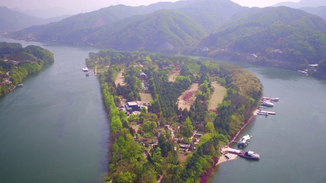 北江岗河上的纳米岛/淳川溪，江原道，韩国视频素材