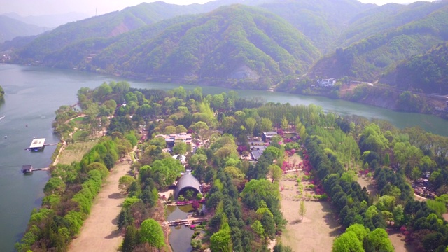 北江岗河上的纳米岛/淳川溪，江原道，韩国视频素材