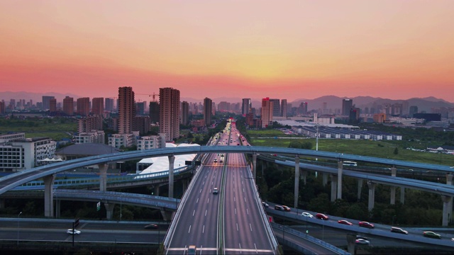 日落时繁忙路口鸟瞰图视频素材