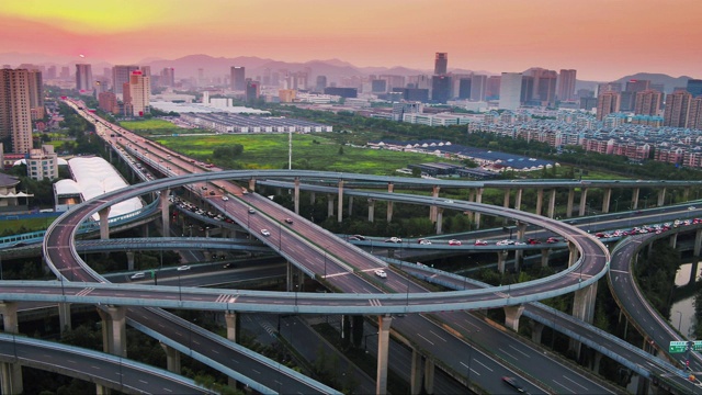 日落时繁忙路口鸟瞰图视频素材