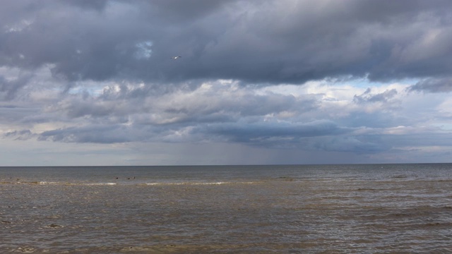 海景与戏剧性的多云天空视频素材