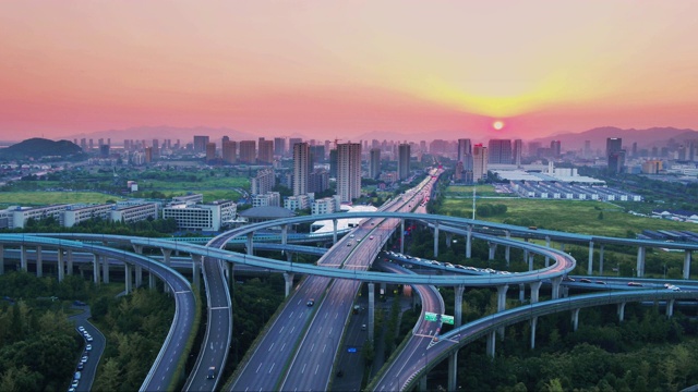 日落时繁忙路口鸟瞰图视频素材